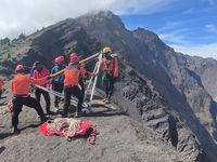 Evakuasi Dramatis Jenazah Turis Brasil di Gunung Rinjani